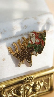 Pin's vintage Père Noël traîneau rennes doré Noël édition limitée