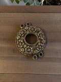 Pendentif vintage rond métal style floral années 50 deadstock médaillon rétro