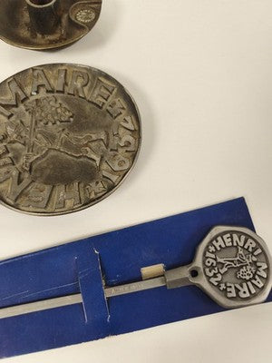 Lot cendriers et bougeoirs Henry Maire décor gravé, accessoires vin