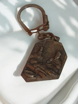 Porte-clés ancien publicitaire vintage bronze scène relief rétro rare