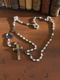 Chapelet catholique vintage métal perles blanches croix Christ ancien