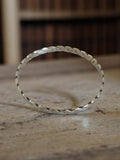 Bracelet vintage en métal torsadé style rétro, jonc fin finition brillante