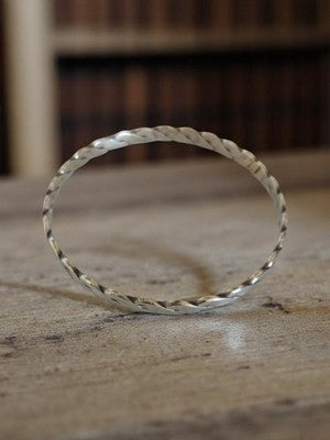 Bracelet vintage en métal torsadé style rétro, jonc fin finition brillante