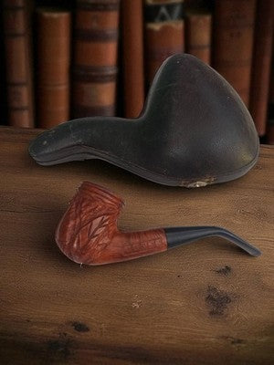 Pipe ancienne sculptée vintage avec étui rigide rétro, motif relief