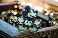Pin's Mickey Mouse Tokyo Disneyland vintage – badge émaillé rare Disney