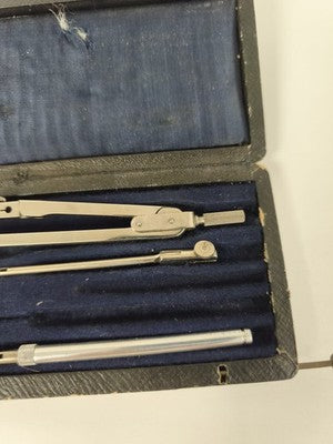 Ancien coffret de compas de dessin géométrie, métal nickelé, écrin noir
