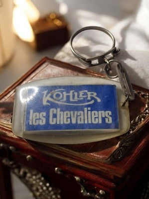 Porte-clés publicitaire vintage Kohler Les Chevaliers bleu rectangulaire