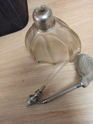Flacon vaporisateur parfum vintage années 1930 Art déco verre givré
