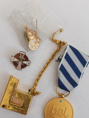 Lot médailles et broches vintage dorées, BEL Paris, insignes anciens rétro