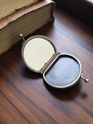 Boîte à maquillage vintage noire, fermoir métal, style milieu XXe siècle