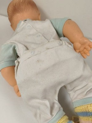 Ancienne poupée Polyflex France, yeux dormeurs, tenue layette