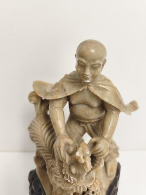 Sculpture ancienne chinoise pierre de lard moine et lion sur socle