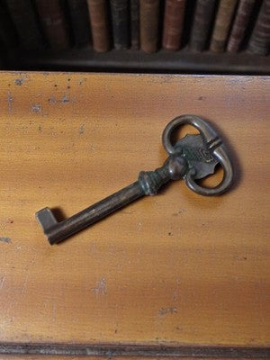 Clé ancienne pour meuble ou serrure, style rétro vintage, aspect patiné