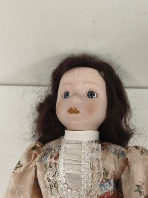 Poupée ancienne en tissu, robe fleurie, dentelle, yeux bleus, cheveux bruns