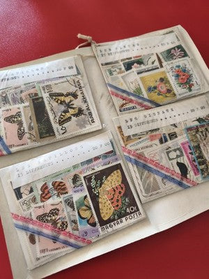 Lot anciens timbres du monde, papillons fleurs oiseaux, philatélie vrac collecti