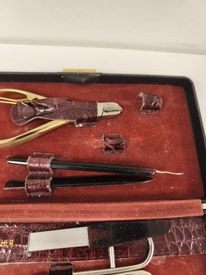Ancien set de manucure en cuir bordeaux, écrin façon croco, métal doré