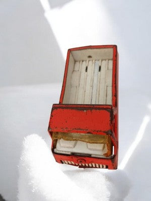 Camion miniature ancien rouge, jouet rétro vintage pour déco ou collection