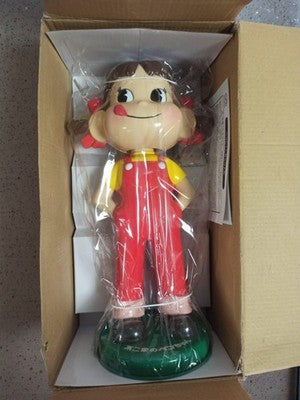 Figurine Peko-chan Fujiya vintage sur socle rouge jaune avec boîte Japon