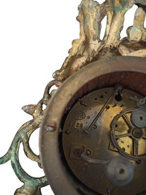 Pendule ancienne en métal décor figuratif XIXe style bronze doré