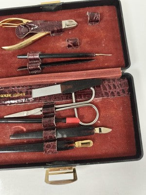 Ancien set de manucure en cuir bordeaux, écrin façon croco, métal doré