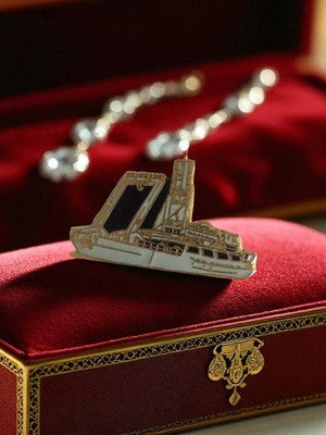 Pin's ancien bateau publicitaire vintage nautisme badge rétro rare