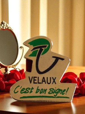 Pin's publicitaire VELAUX édition limitée vintage émaillé logo rétro