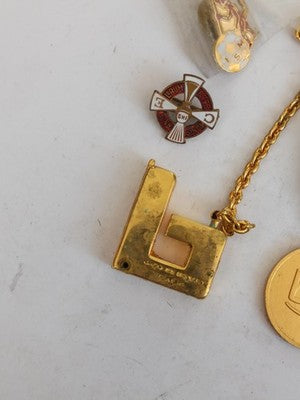 Lot médailles et broches vintage dorées, BEL Paris, insignes anciens rétro