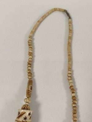 Ancien gros collier en os sculpté, perles gravées, décor brun, patine miel