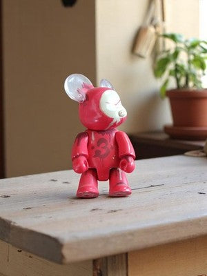 Figurine Qee Artoyz rouge oreilles transparentes design urbain n°3