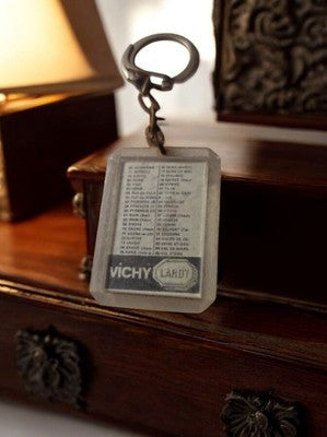 Porte-clés publicitaire vintage Vichy Lardy, ancienne réclame translucide