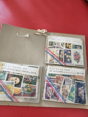 Lot ancien timbres du monde entier vrac, thématiques fleurs et Vietnam, philatél