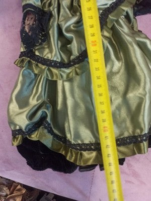 Poupée ancienne porcelaine robe verte dentelle noire vintage rétro déco