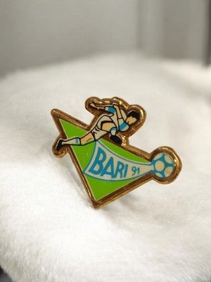 Pin's vintage football BARI 91 triangle émaillé joueur ancien badge rare