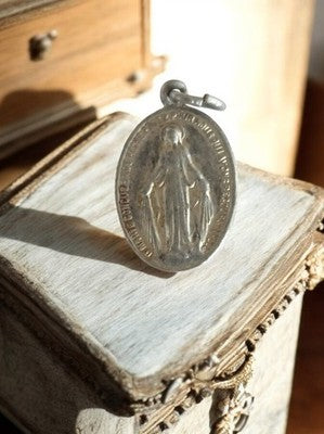 Médaille miraculeuse Vierge Marie vintage métal religieux catholique ancien