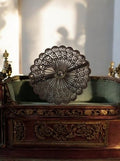 Broche vintage ronde ajourée motif filigrane spiralé ancien