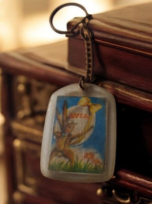 Porte-clés publicitaire Avia vintage lapin rétro années 70 illustré