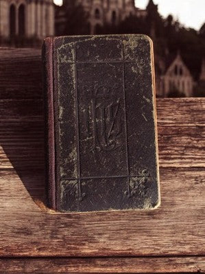 Livre ancien Paroissien XIXe, reliure noire usagée, témoignage historique