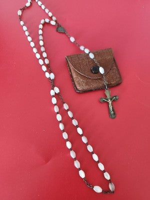 Chapelet ancien vintage en nacre avec pochette cuir, objet religieux collection