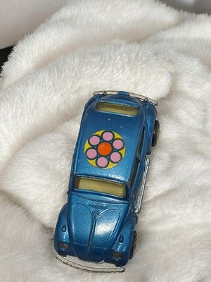 Véhicule miniature ancien VW Coccinelle bleu, déco fleur, voiture rétro vintage