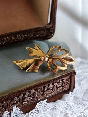 Broche vintage ruban plaqué or jaune, bijou rétro élégant, accessoire femme