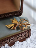 Broche vintage ruban plaqué or jaune, bijou rétro élégant, accessoire femme