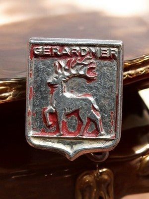 Broche blason vintage Gérardmer émaillée relief cerf écusson badge ancien