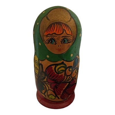 Poupée russe matriochka peinte main décor fleurs rouges style traditionnel
