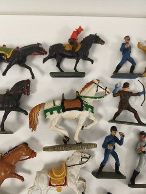 Gros lot de figurines Starlux anciennes plastique peint, cavaliers & soldats
