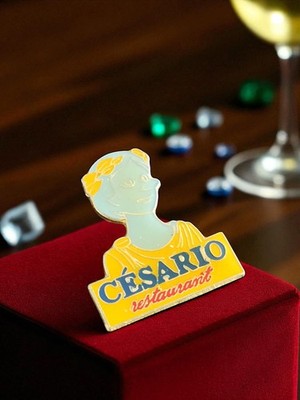Pin's publicitaire vintage CÉSARIO restaurant édition limitée jaune