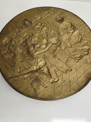 Grande plaque murale ancienne décorative laiton scène de taverne signée relief