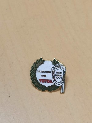 Pin's Total Paris Dakar 1991 ancien, badge rétro publicitaire France