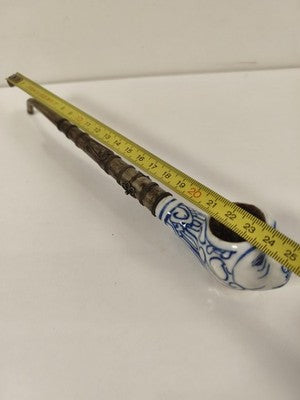 Ancienne pipe asiatique métal et céramique, décor chat bleu blanc, tuyau patiné