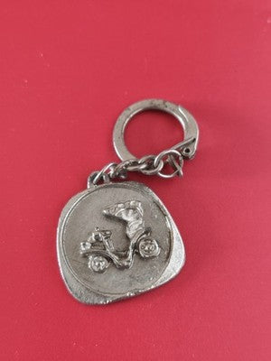 Ancien porte-clés publicitaire vintage, motif scooter relief, collection rétro