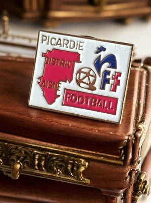 Pin's Football Picardie District Aisne FFF vintage émaillé blanc rouge